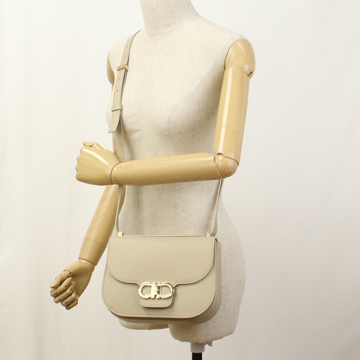 FERRAGAMO フェラガモ ダブルガンチーニ ショルダーバッグ 21-9867 STONE-STONE DOUBLE GANCIO FLAP レディース ベージュ - 画像 (8)